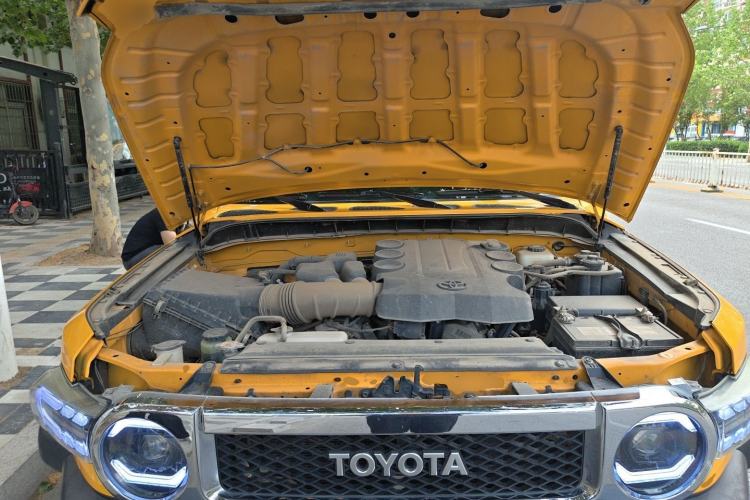 Used Toyota FJ Cruiser 2013 4.0L Engine Bay