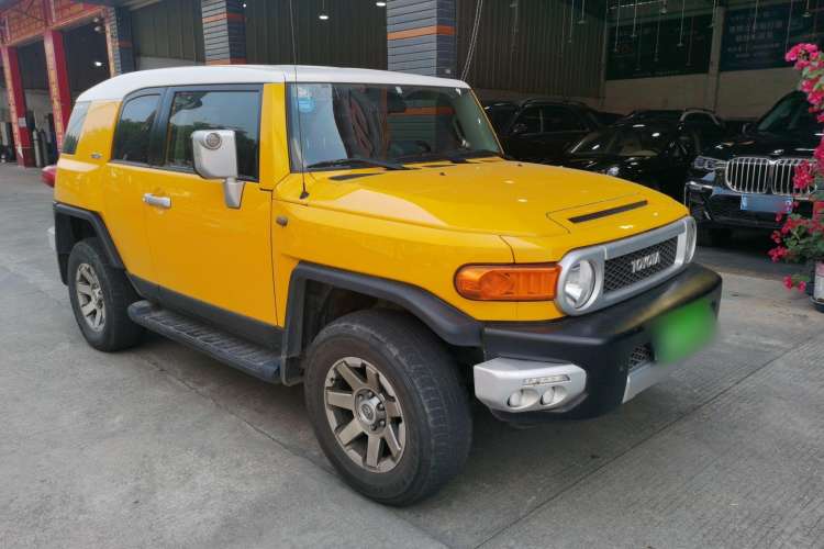 Used Toyota FJ Cruiser 2013 4.0L Exterior 2