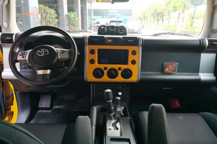 Used Toyota FJ Cruiser 2013 4.0L Interior 2