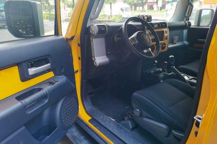 Used Toyota FJ Cruiser 2013 4.0L Interior 3