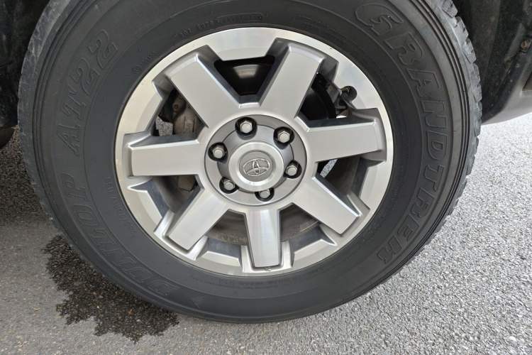 Used Toyota FJ Cruiser 2013 4.0L Right Front Wheel Hub
