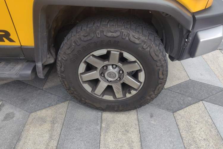 Used Toyota FJ Cruiser 2013 4.0L Right Front Wheel Hub