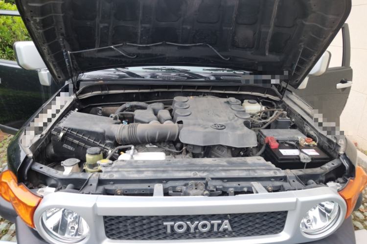 Used Toyota FJ Cruiser  Engine Bay