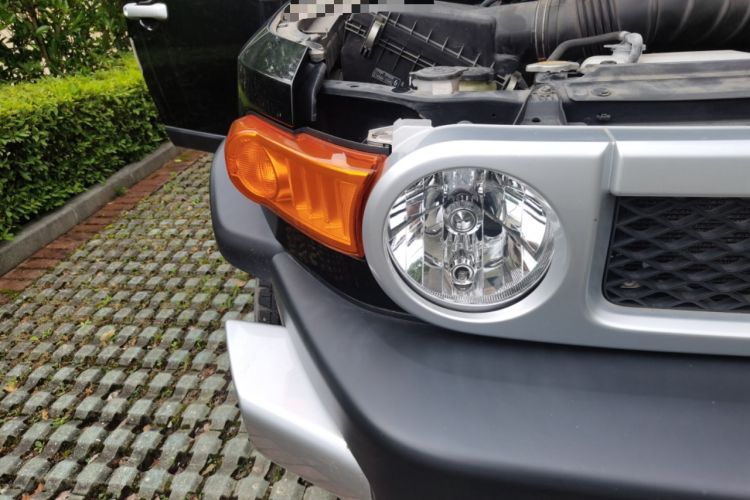 Used Toyota FJ Cruiser  Right Front Headlight