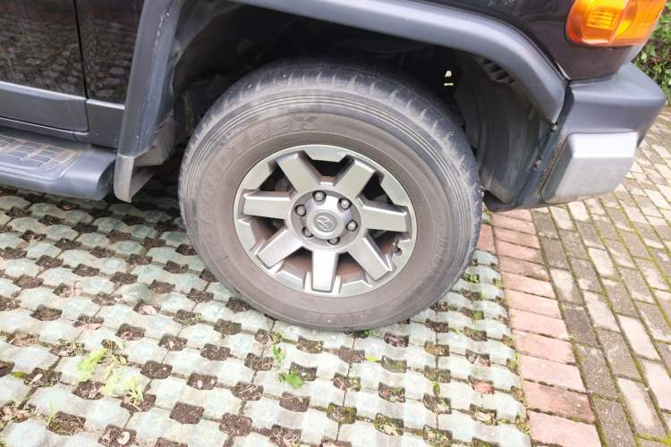 Used Toyota FJ Cruiser  Right Front Wheel Hub