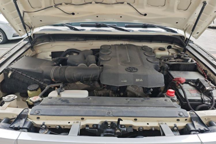 Used Toyota FJ Cruiser  Engine Bay