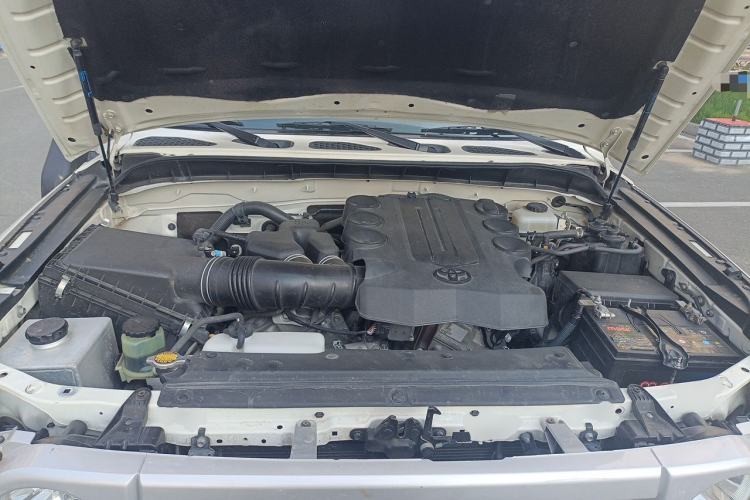 Used Toyota FJ Cruiser  Engine Bay