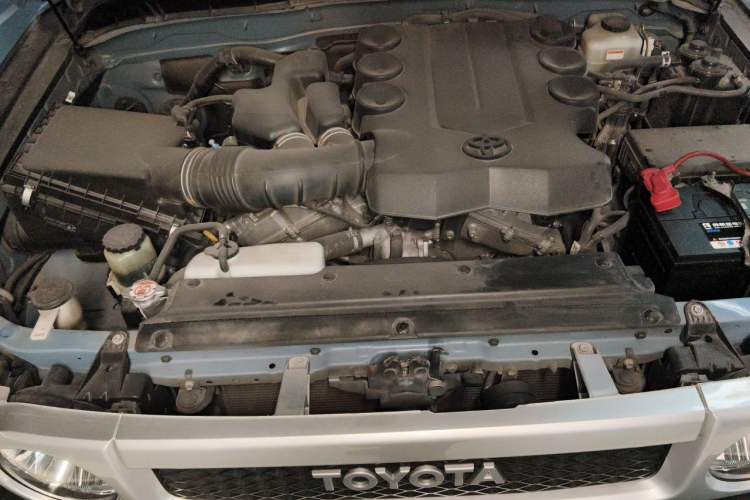 Used Toyota FJ Cruiser  Engine Bay