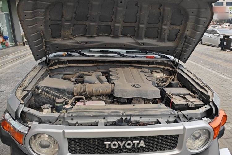 Used Toyota FJ Cruiser  Engine Bay