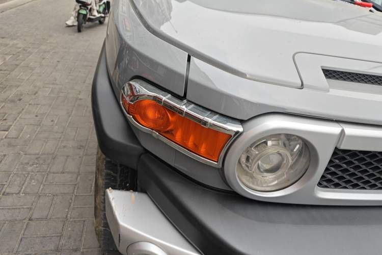 Used Toyota FJ Cruiser  Right Front Headlight