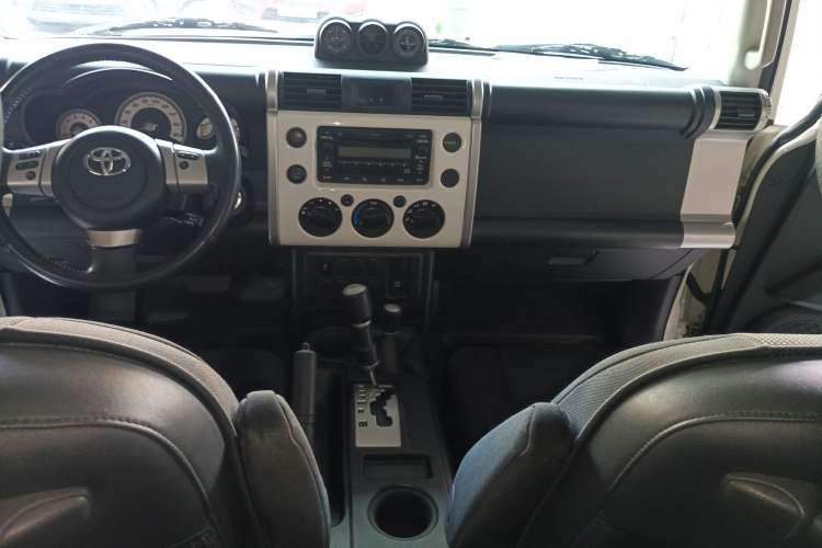 Used Toyota FJ Cruiser 2017 4.0 Automatic Parallel Import Version Center Console