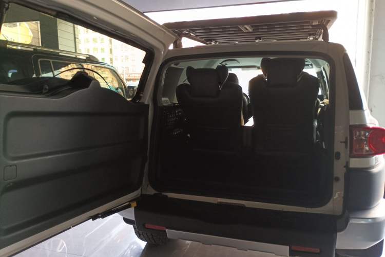 Used Toyota FJ Cruiser 2017 4.0 Automatic Parallel Import Version Trunk