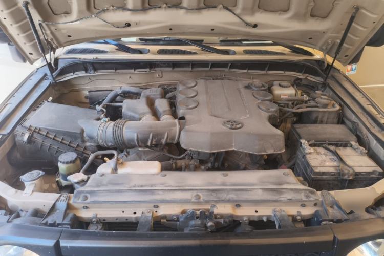 Used Toyota FJ Cruiser  Engine Bay