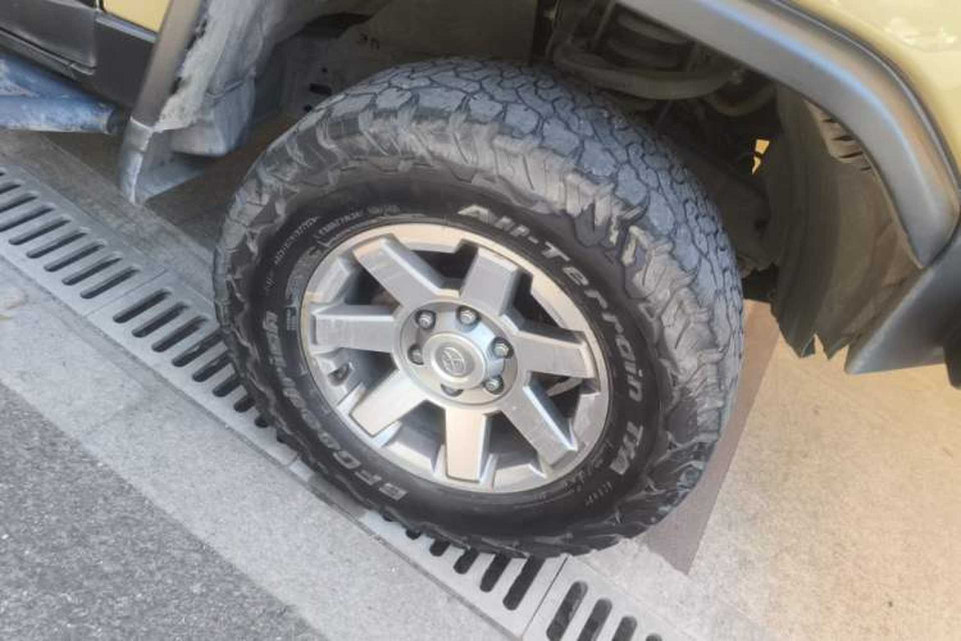 Used Toyota FJ Cruiser  Right Front Wheel Hub