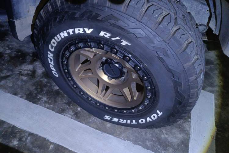 Used Toyota FJ Cruiser  Right Front Wheel Hub
