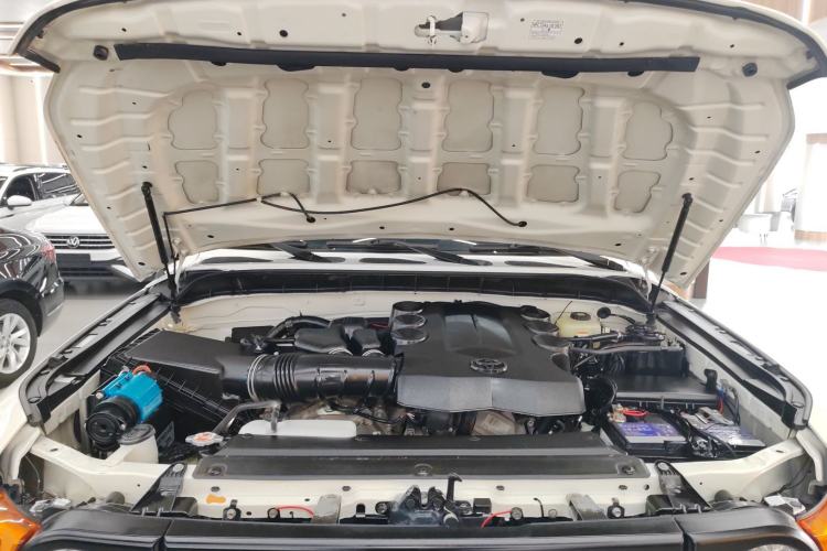 Used Toyota FJ Cruiser 2018 4.0 Automatic Middle East Engine Bay