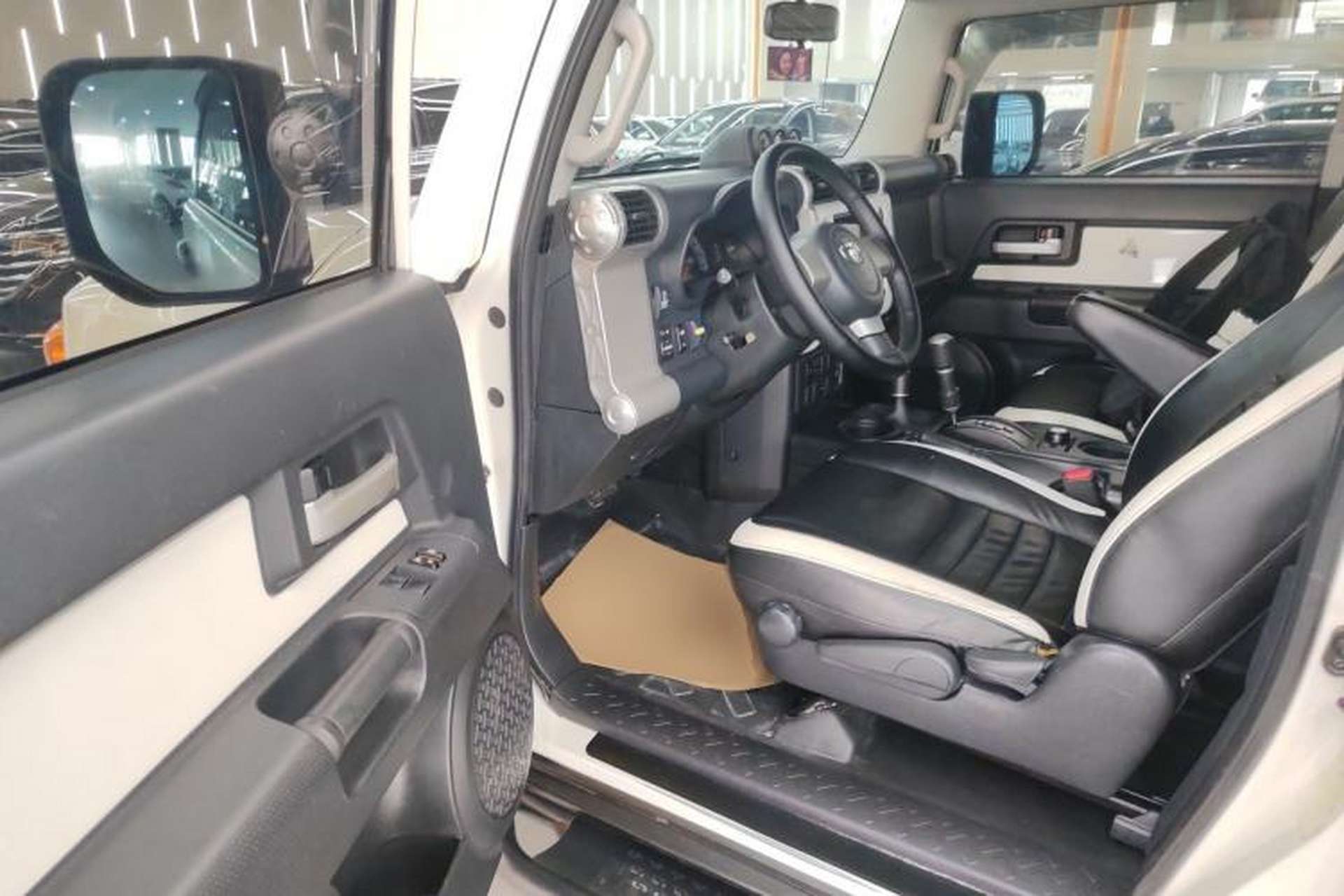 Used Toyota FJ Cruiser 2018 4.0 Automatic Middle East Interior 3