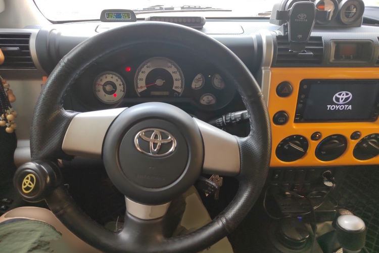 Used Toyota FJ Cruiser  Center Console