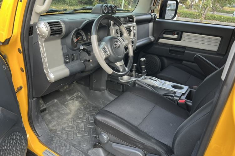 Used Toyota FJ Cruiser 2018 4.0 Automatic Middle East Interior 2