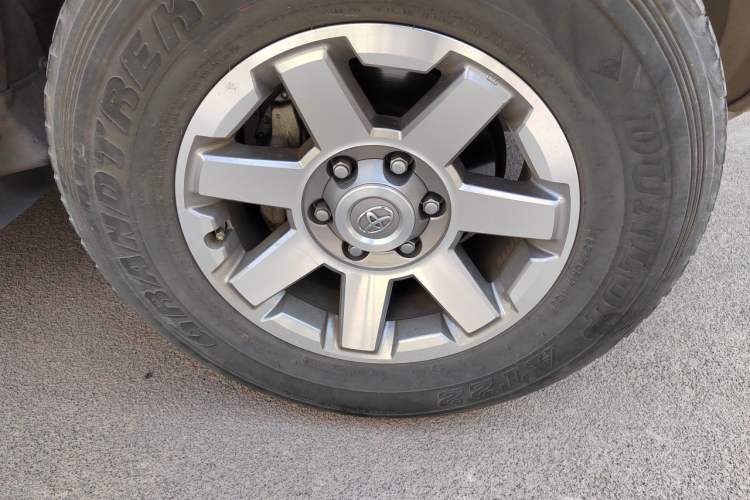 Used Toyota FJ Cruiser  Right Front Wheel Hub