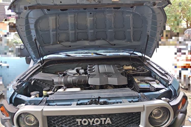Used Toyota FJ Cruiser  Engine Bay