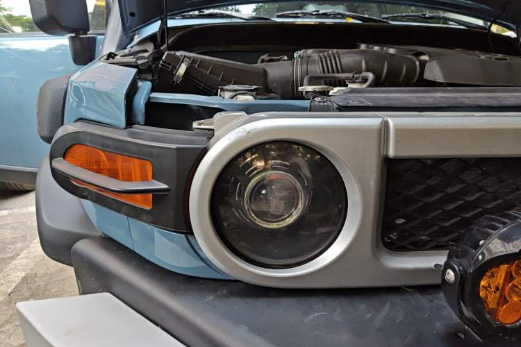 Used Toyota FJ Cruiser  Right Front Headlight
