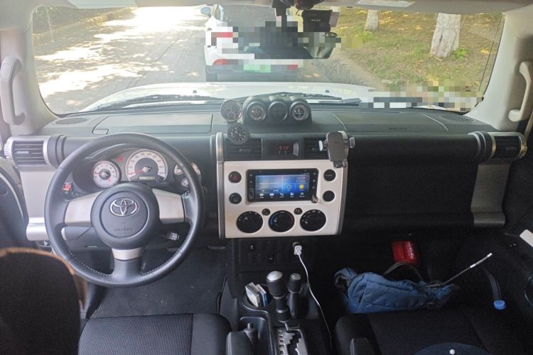 Used Toyota FJ Cruiser  Center Console