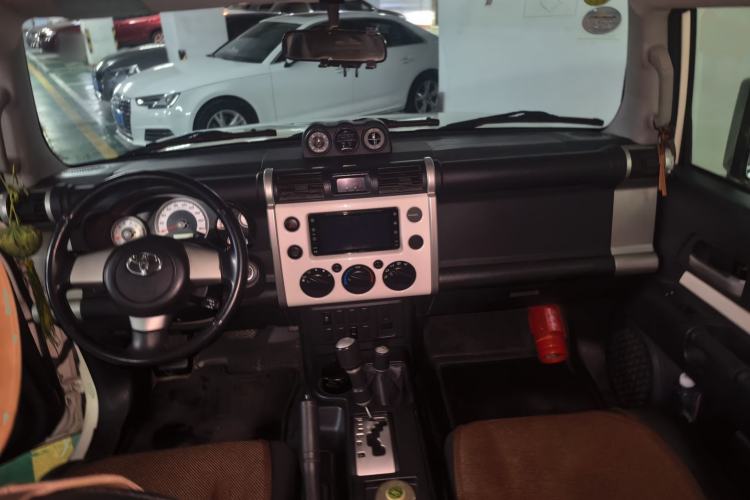 Used Toyota FJ Cruiser  Center Console