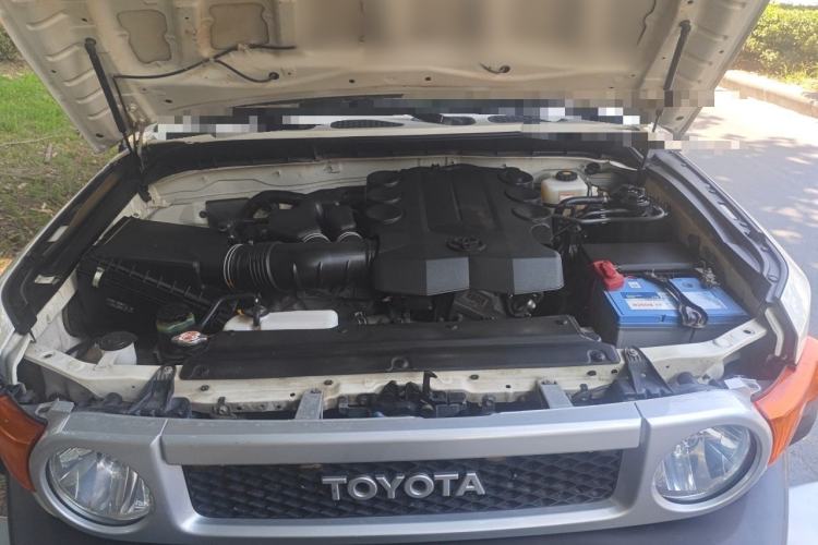 Used Toyota FJ Cruiser  Engine Bay