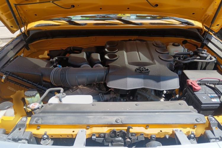 Used Toyota FJ Cruiser  Engine Bay
