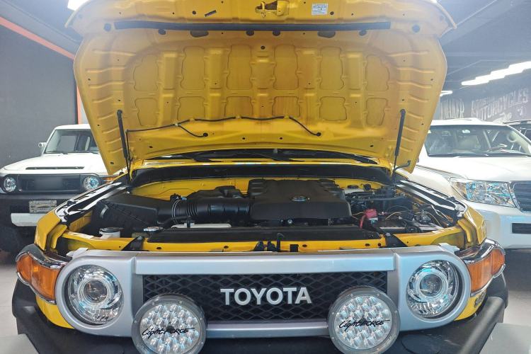 Used Toyota FJ Cruiser 2019 4.0L Middle East Version Engine Bay