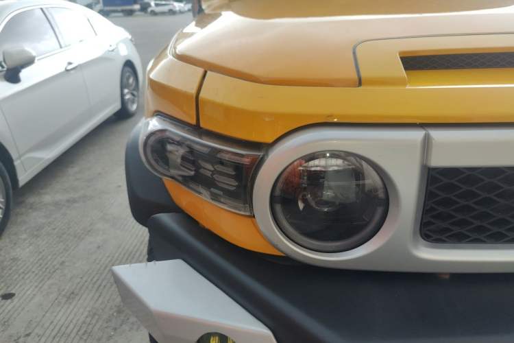 Used Toyota FJ Cruiser  Right Front Headlight