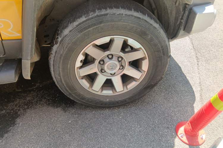 Used Toyota FJ Cruiser  Right Front Wheel Hub