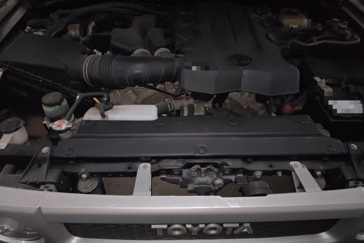 Used Toyota FJ Cruiser  Engine Bay