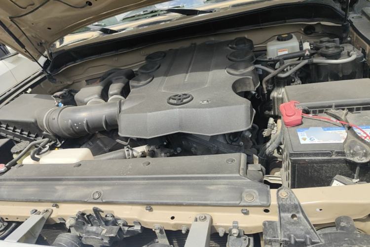 Used Toyota FJ Cruiser  Engine Bay