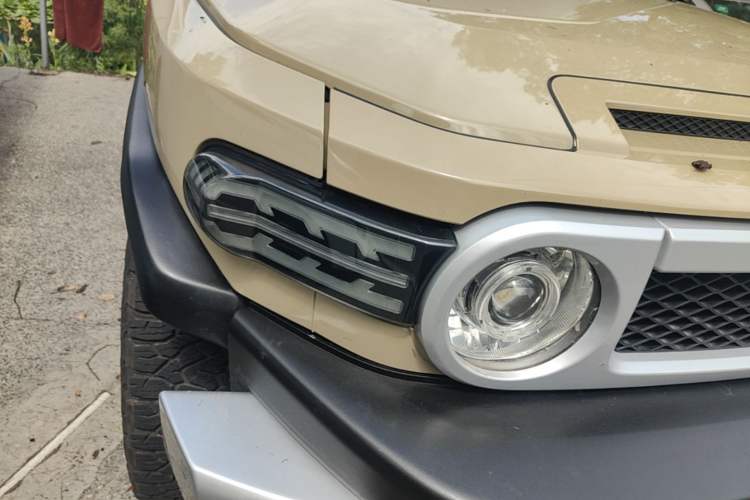 Used Toyota FJ Cruiser  Right Front Headlight