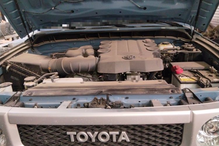 Used Toyota FJ Cruiser  Engine Bay