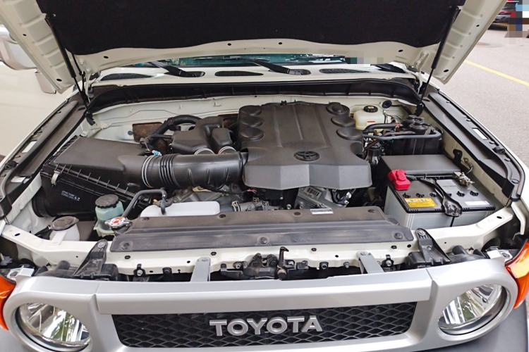 Used Toyota FJ Cruiser  Engine Bay