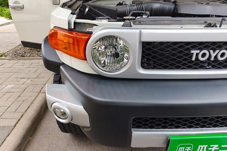 Used Toyota FJ Cruiser  Right Front Headlight
