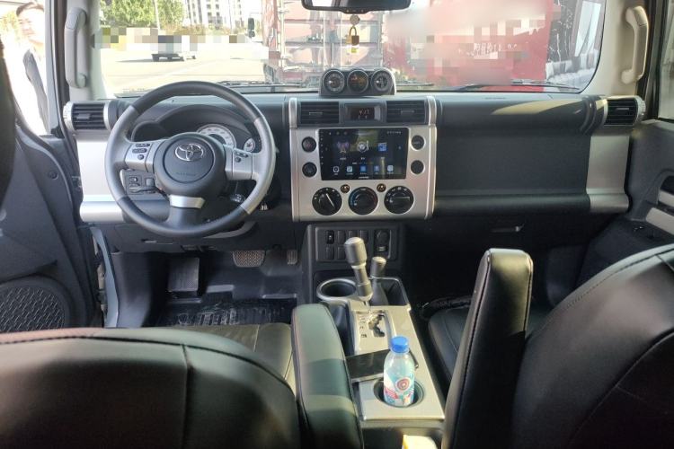 Used Toyota FJ Cruiser 2023 4.0L FINAL Edition – Eight-Cylinder – Middle East Center Console