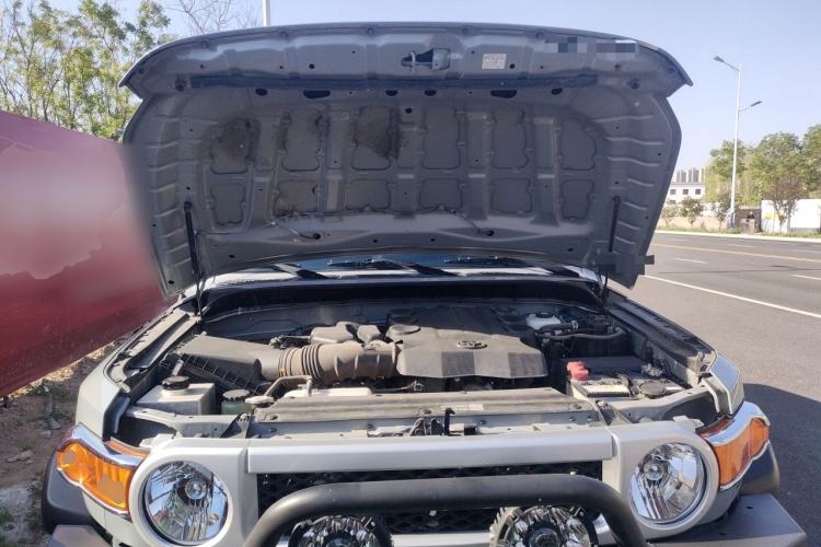 Used Toyota FJ Cruiser 2023 4.0L FINAL Edition – Eight-Cylinder – Middle East Engine Bay