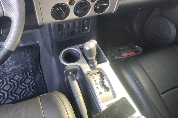 Used Toyota FJ Cruiser 2023 4.0L FINAL Edition – Eight-Cylinder – Middle East Gear Lever