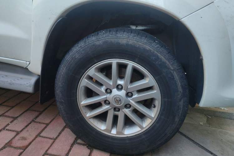 Used Toyota Fortuner  Right Front Wheel Hub