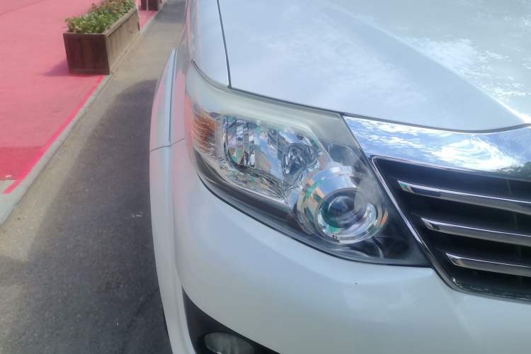 Used Toyota Fortuner  Right Front Headlight