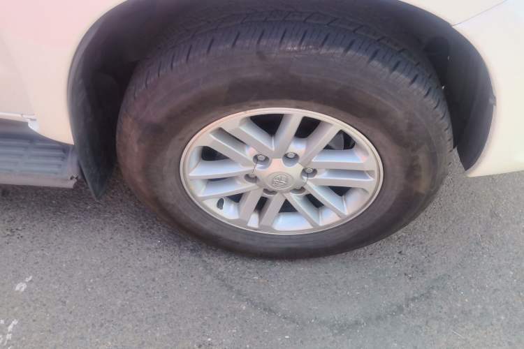 Used Toyota Fortuner  Right Front Wheel Hub