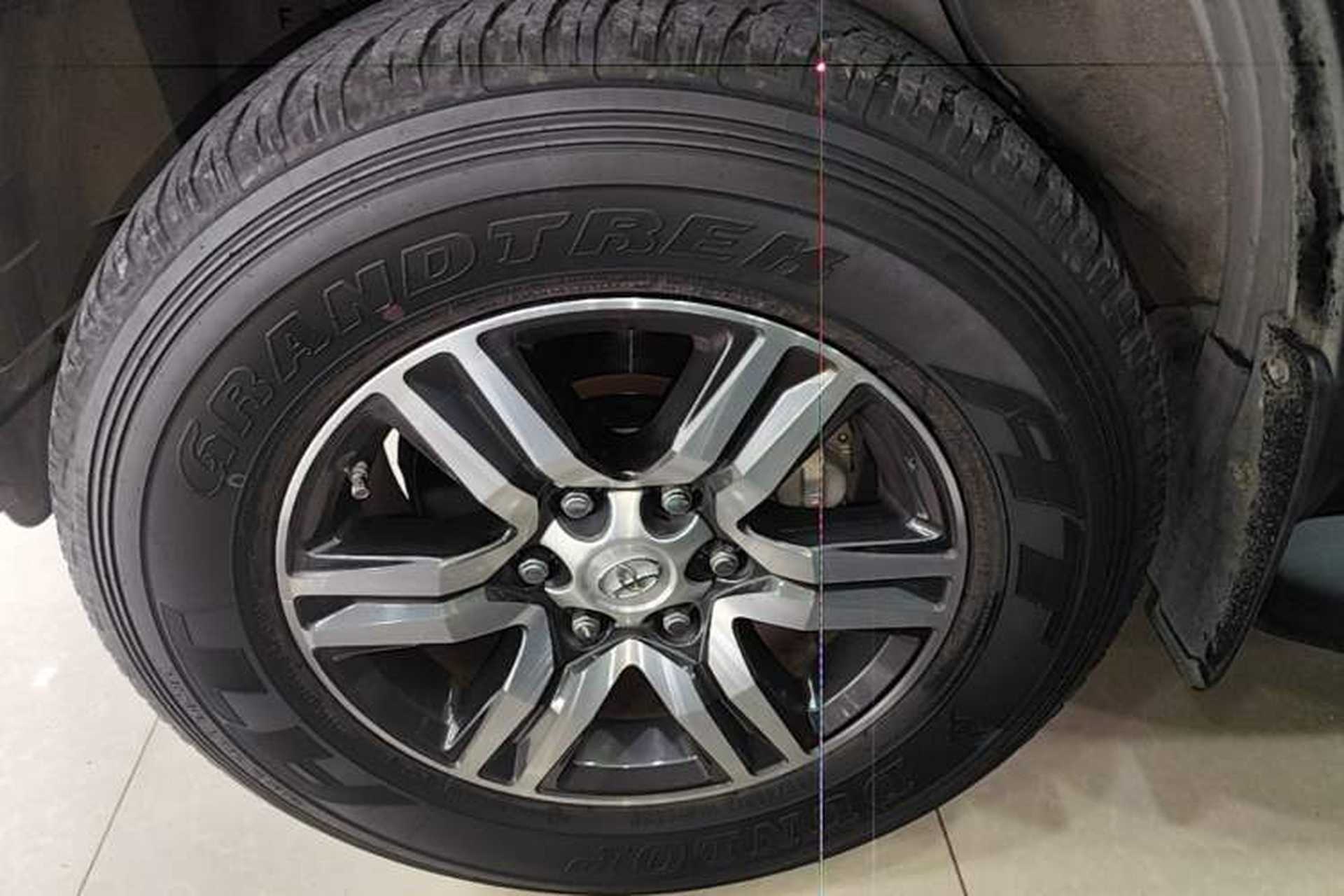 Used Toyota Fortuner  Left Front Wheel Hub