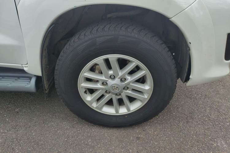 Used Toyota Fortuner 2015 2.7L Standard Edition Right Front Wheel Hub