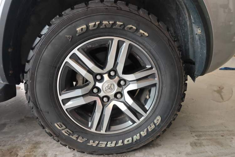 Used Toyota Fortuner  Right Front Wheel Hub
