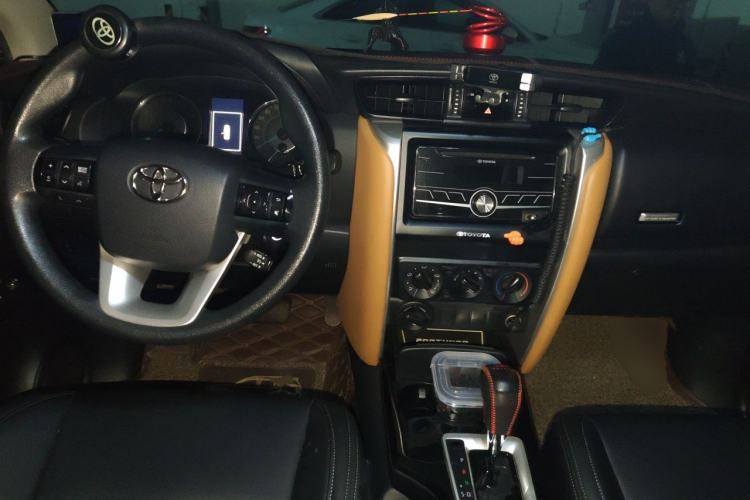 Used Toyota Fortuner 2016 2.7L Middle East Version Center Console