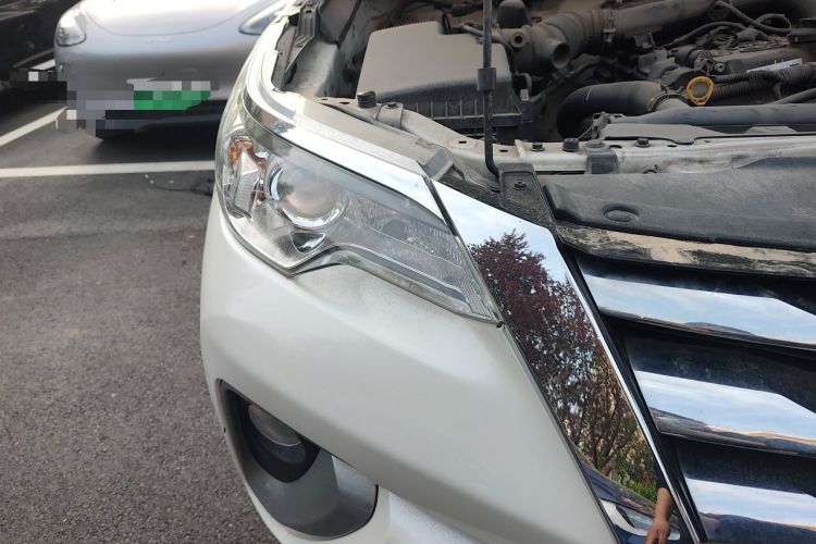 Used Toyota Fortuner  Right Front Headlight